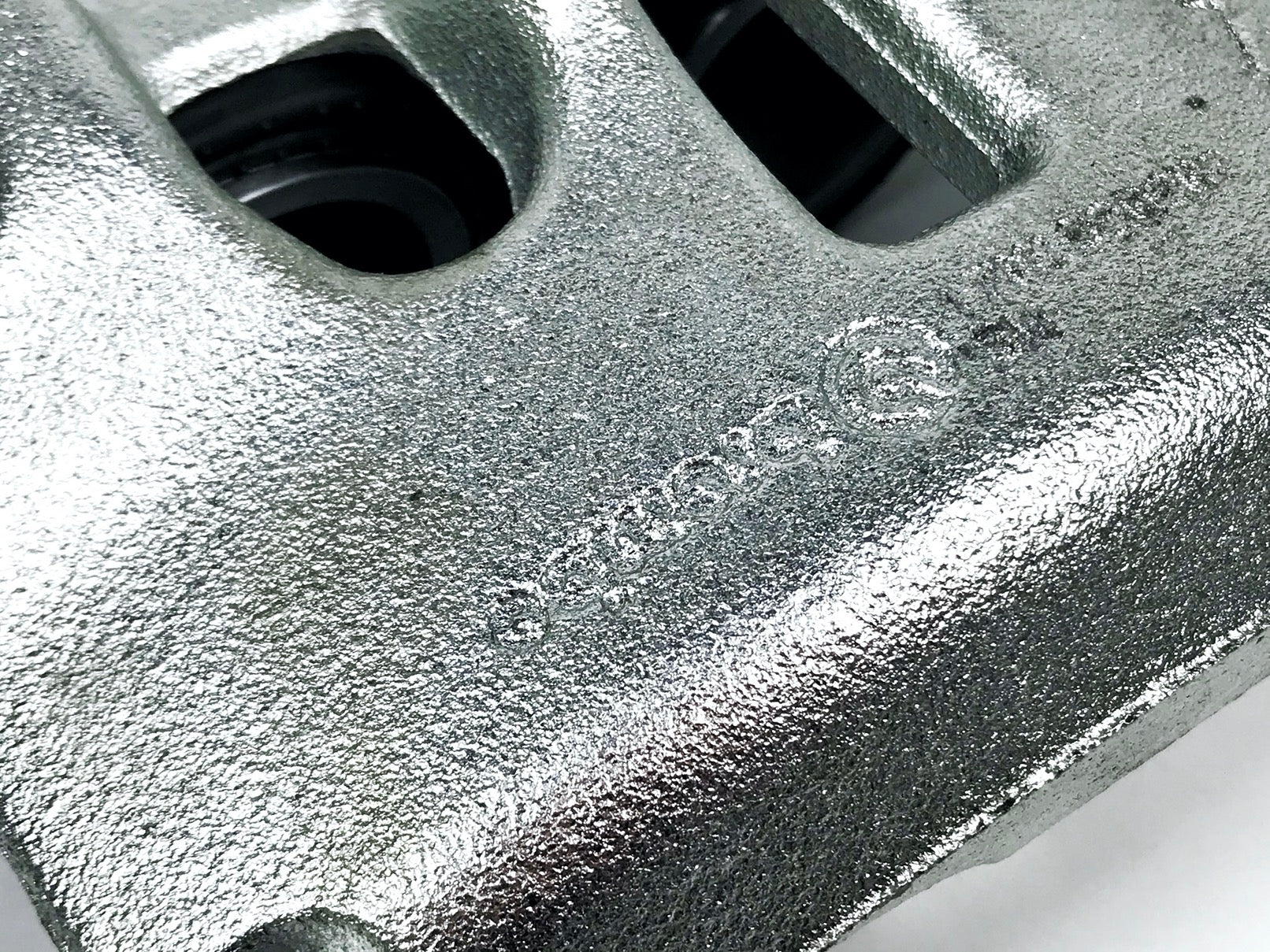 Pièce d'origine Support d'étrier de frein avant gauche pour Renault Master III 410111997R.