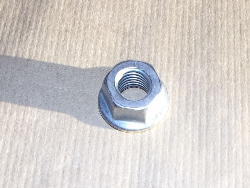 Écrou d’origine Renault — 10 mm — 7703034221 — photographie de la pièce