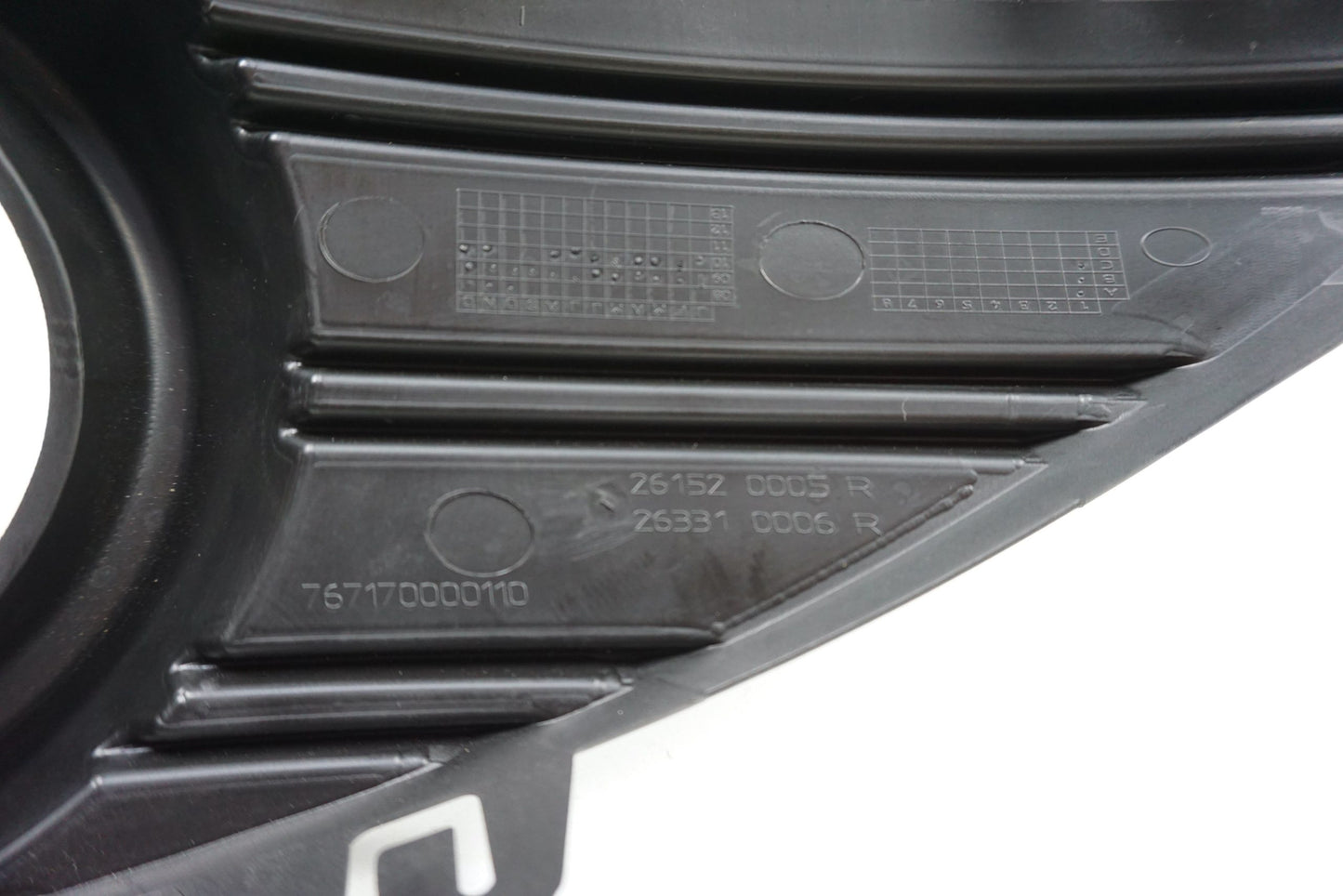 Pièce d'origine Grille de pare-chocs droite pour Renault Fluence 261520005R