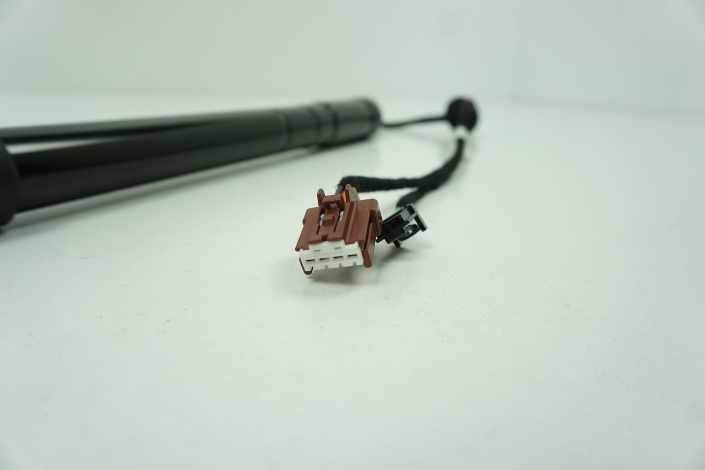 Pièce d'origine Vérin de hayon pour Renault Espace IV 904527505R