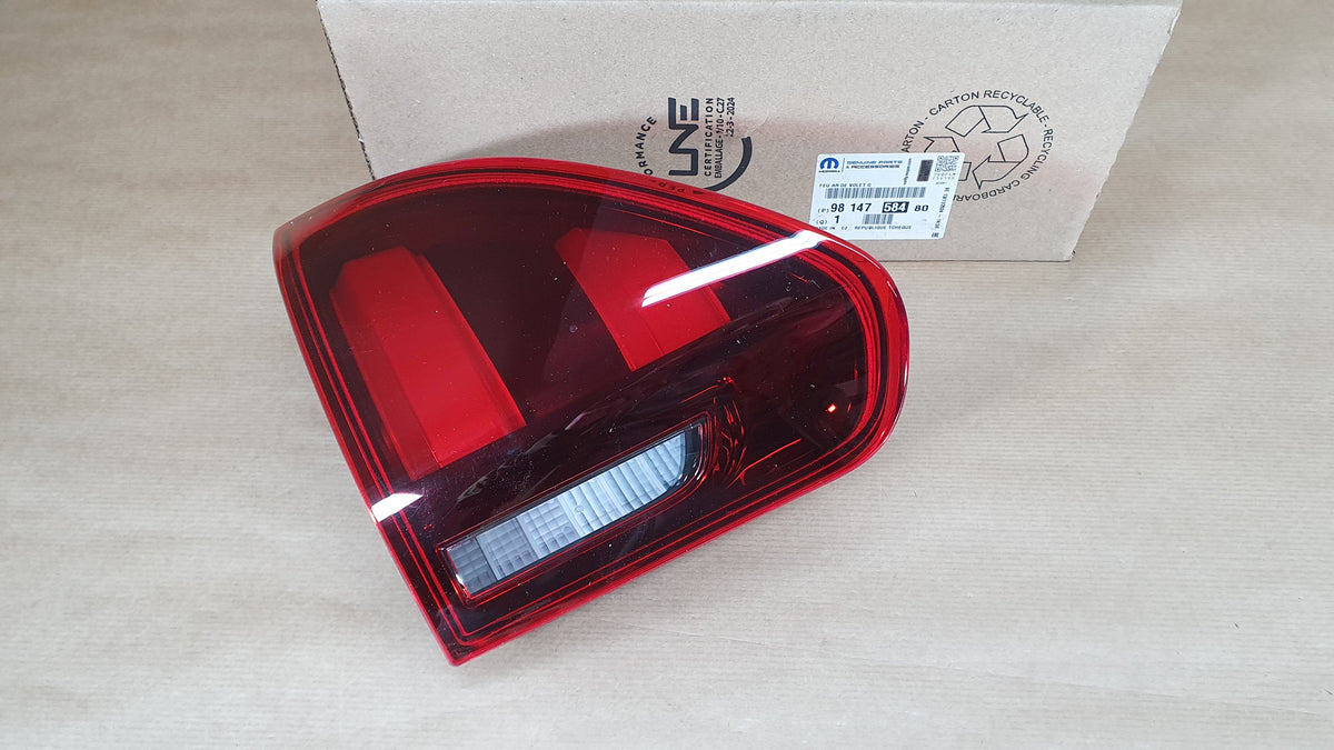 Feu arrière côté gauche pour Peugeot 2008 Lift — 9814758480 — vue 1