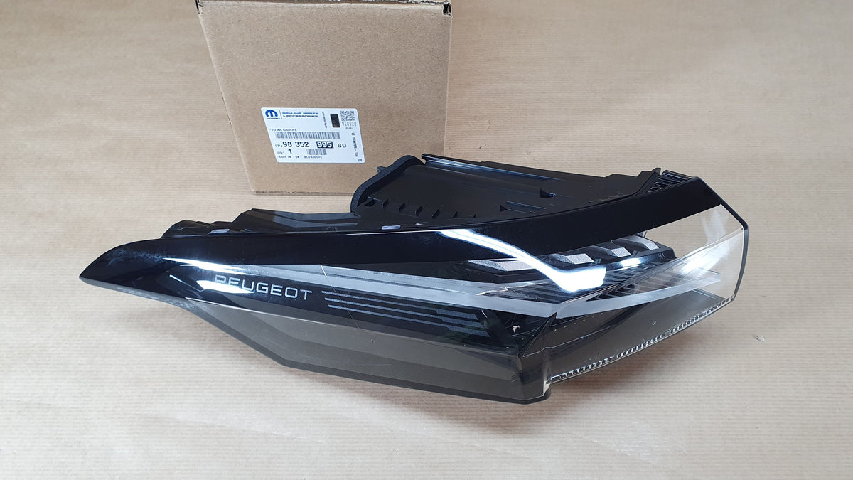 Feu arrière côté gauche pour Peugeot 308 III — 9835299580 — vue 1