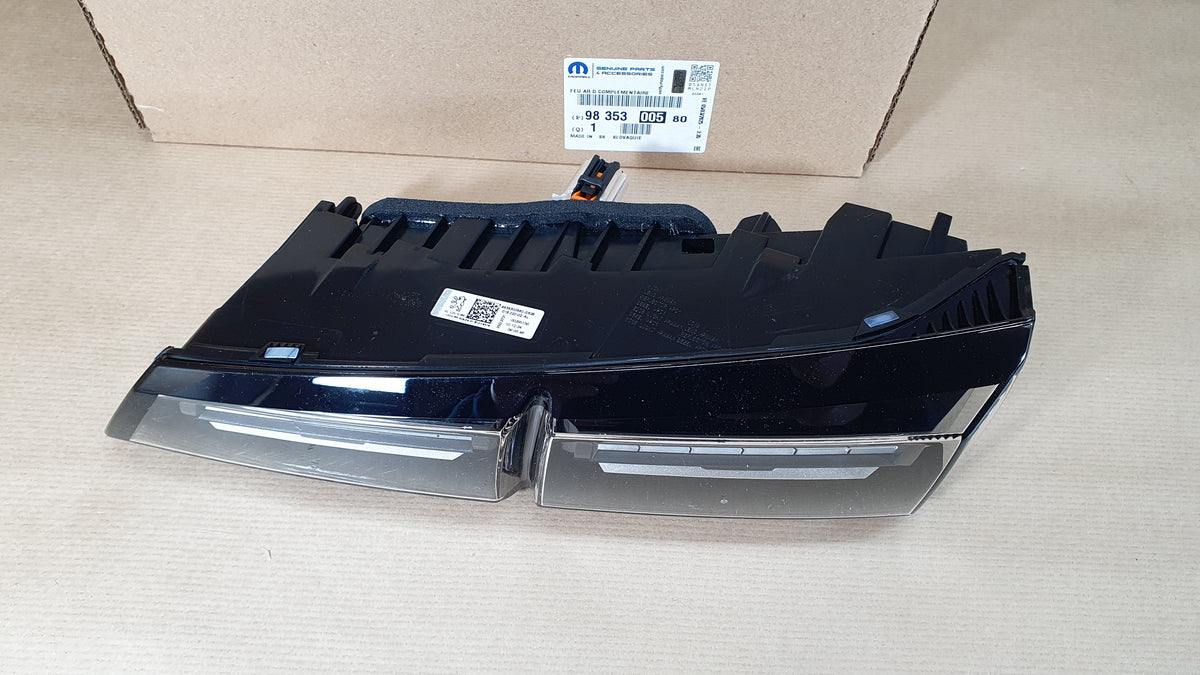 Feu arrière côté droit d’origine pour Peugeot 308 III W Klape — 9835300580 — vue 1
