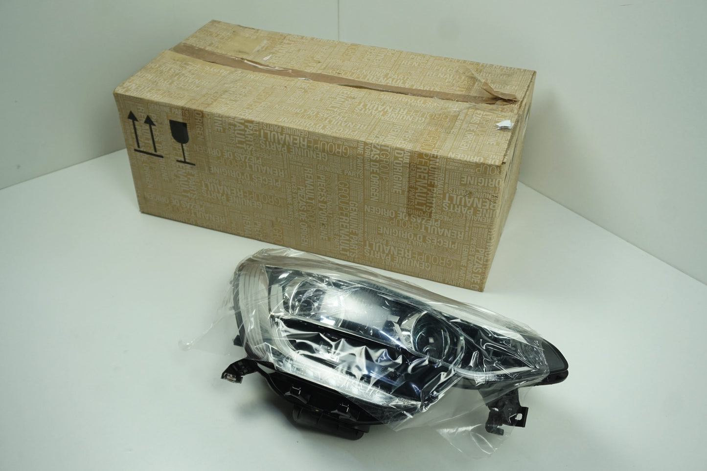 Pièce d'origine Phare droit pour Renault Megane IV 260100141R