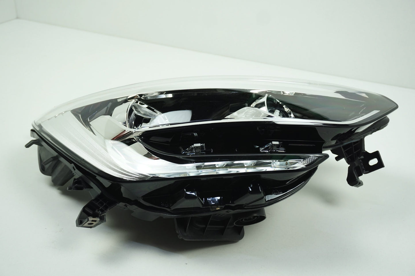 Pièce d'origine Phare droit pour Renault Megane IV 260100141R