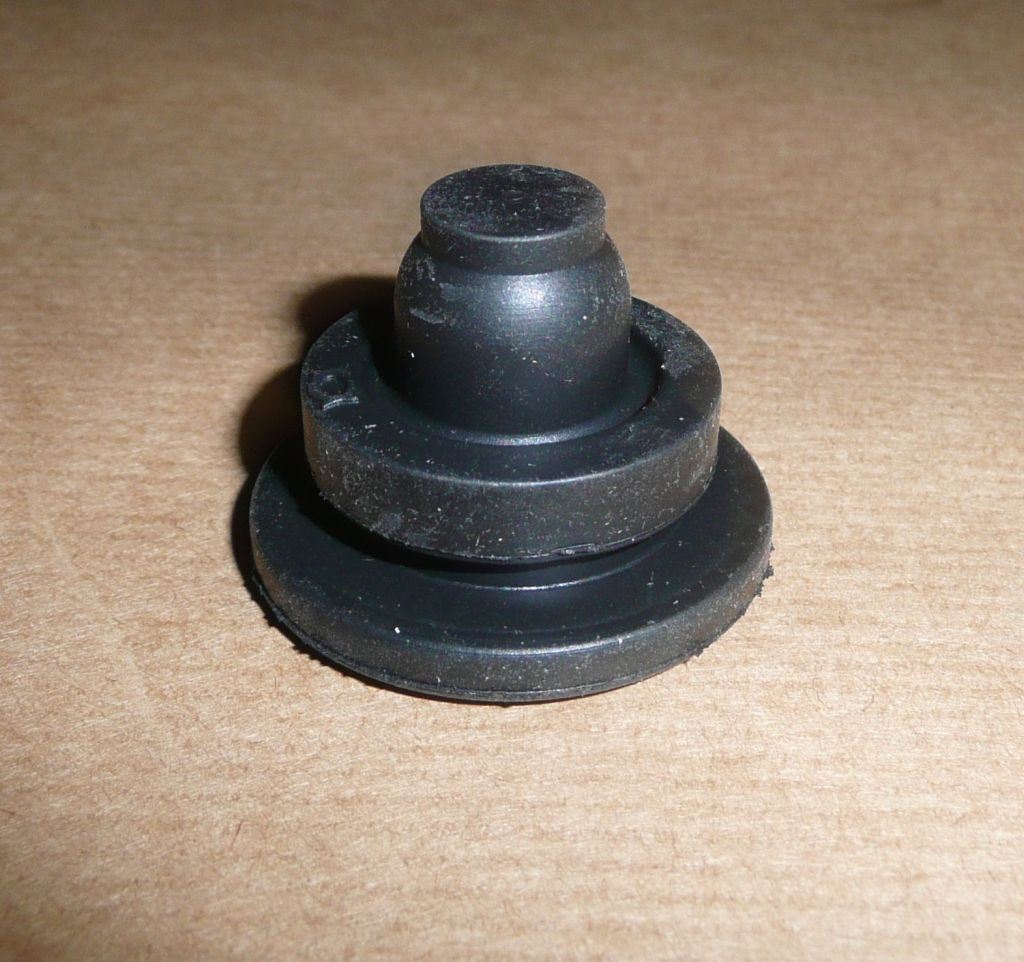 Silentbloc de cache moteur d’origine — référence 0137.H8 — vue 1 de la pièce seule