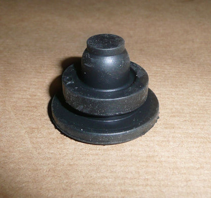 Silentbloc de cache moteur d’origine — référence 0137.H8 — vue 1 de la pièce seule