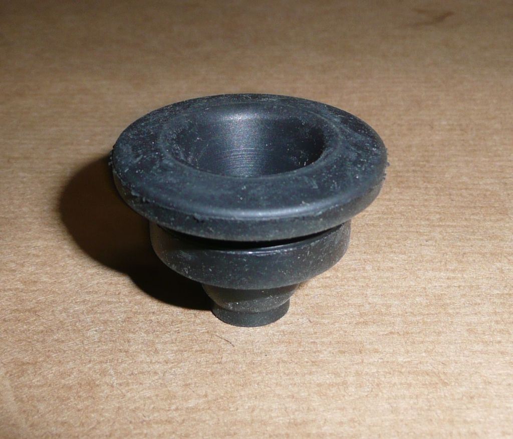 Silentbloc de cache moteur d’origine — référence 0137.H8 — vue 2 de la pièce seule