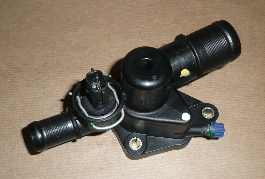 Boîtier de thermostat d’origine Renault 110600968R sans emballage d’origine — vue de la pièce