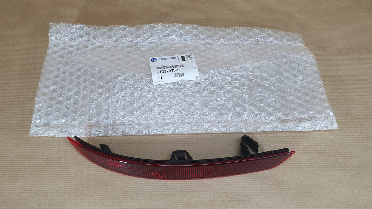 Catadioptre de pare-chocs arrière, côté droit d’origine pour Opel Astra J — 13370757 — vue 1