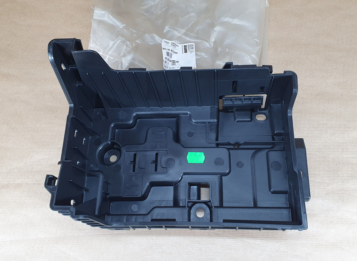 Bac de batterie d’origine pour Peugeot 208 / 2008 — 9676054080 — vue 1