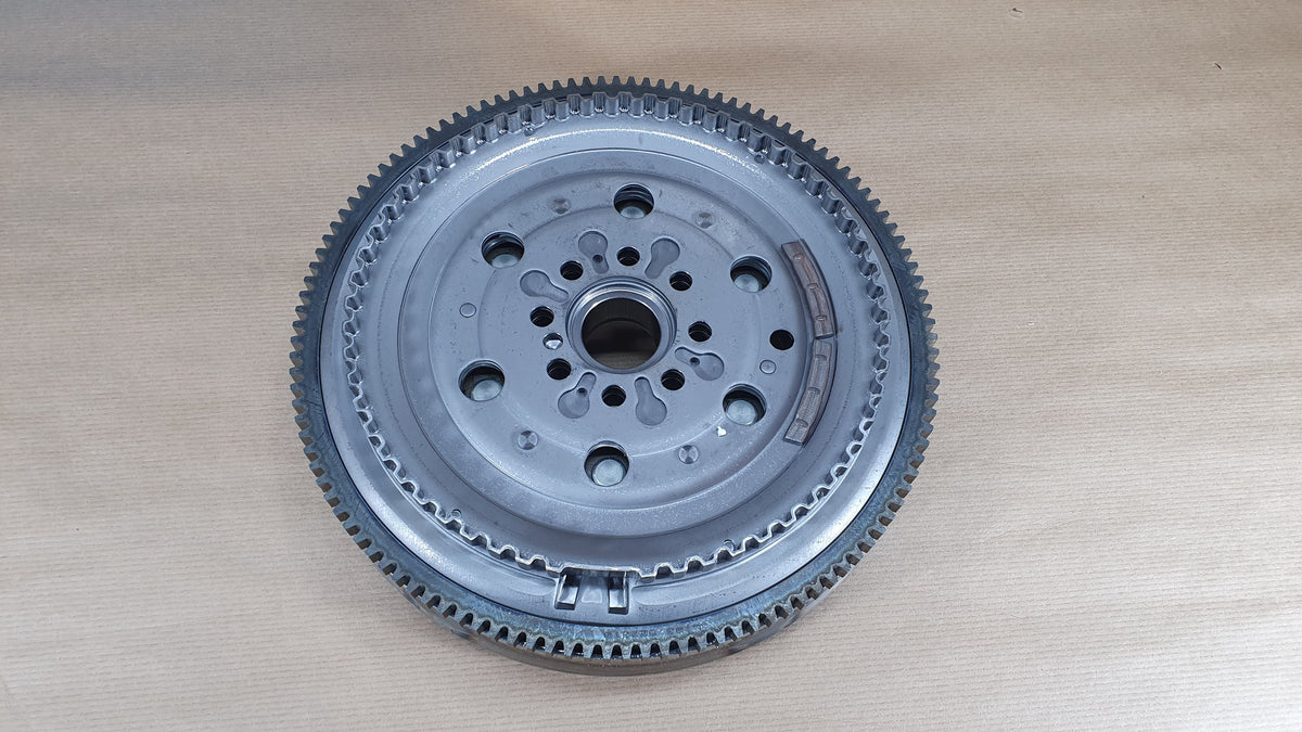 Volant moteur bimasse pour Opel Astra J 1.3Cdti — 55568171 — vue 1