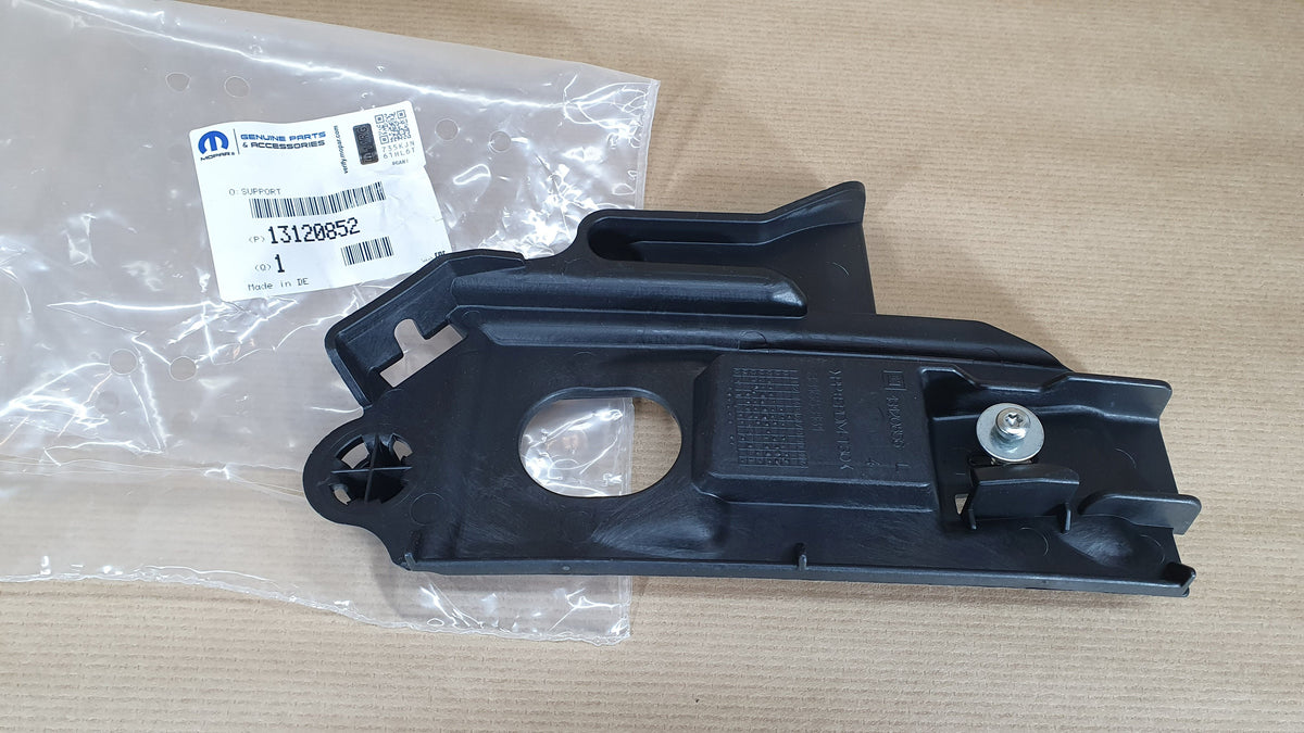 Fixation de pare-chocs avant, côté gauche pour Opel Corsa C — 13120852 — vue 1