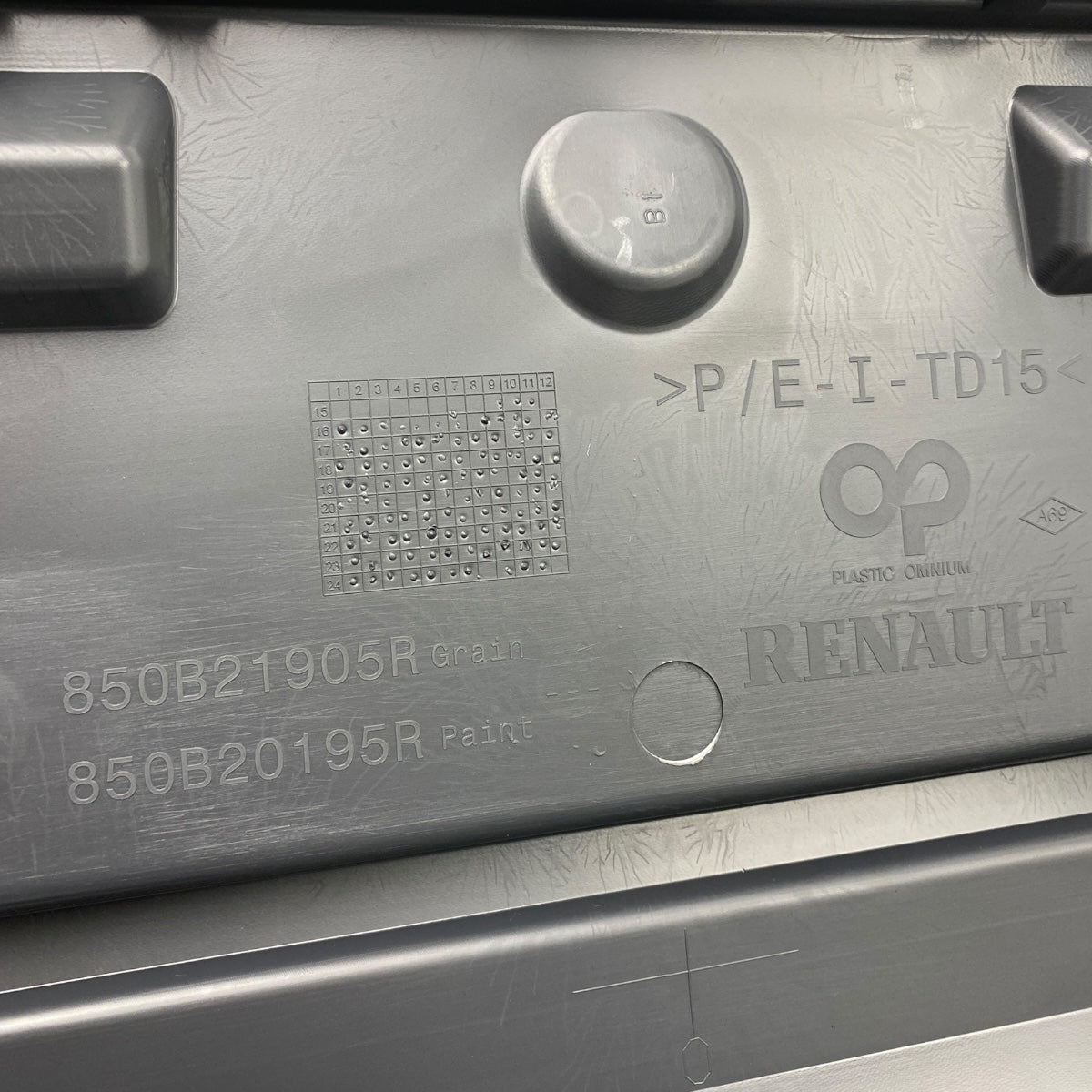 Élément inférieur de pare-chocs arrière pour Renault Clio IV berline restylée — vue 12