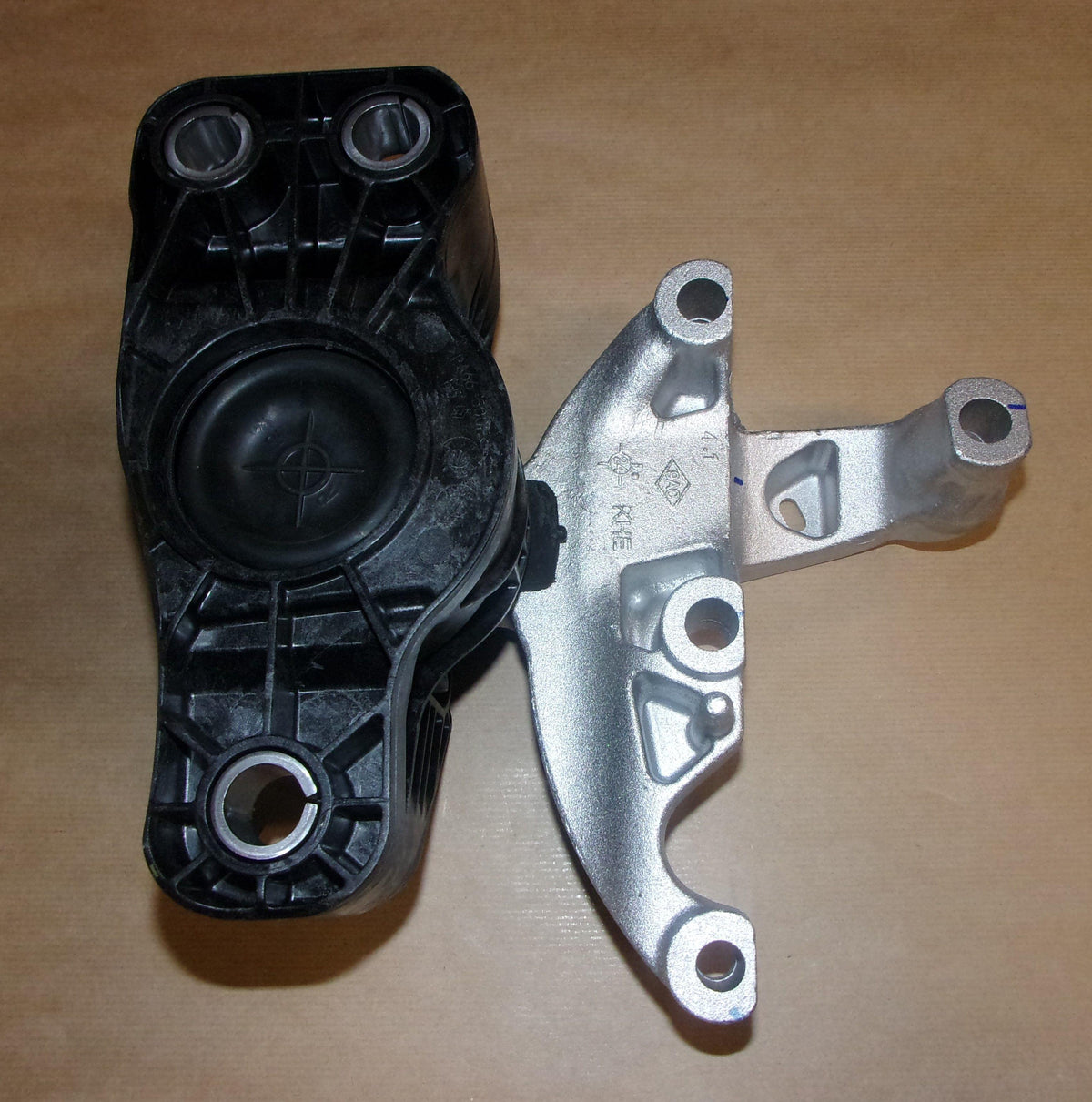 SUPPORT MOTEUR DACIA DUSTER 1.6 16V 112102979R.