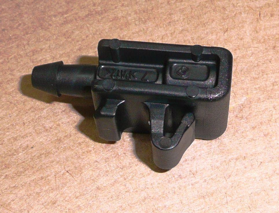 EMBOUT DU SYSTEME DE LAVE.GLACE RENAULT LAGUNA 8200082347.