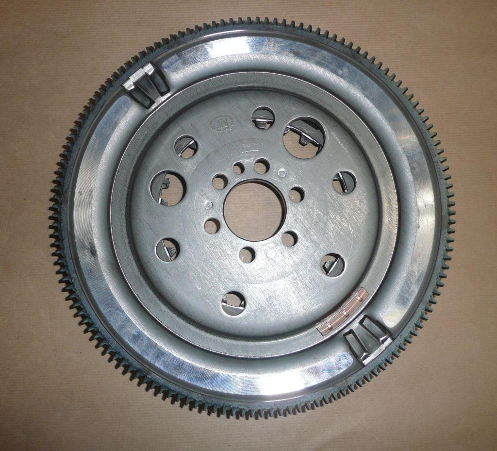 VOLANT MOTEUR BI.MASSE RENAULT TWINGO III 0.9T 123101313R.
