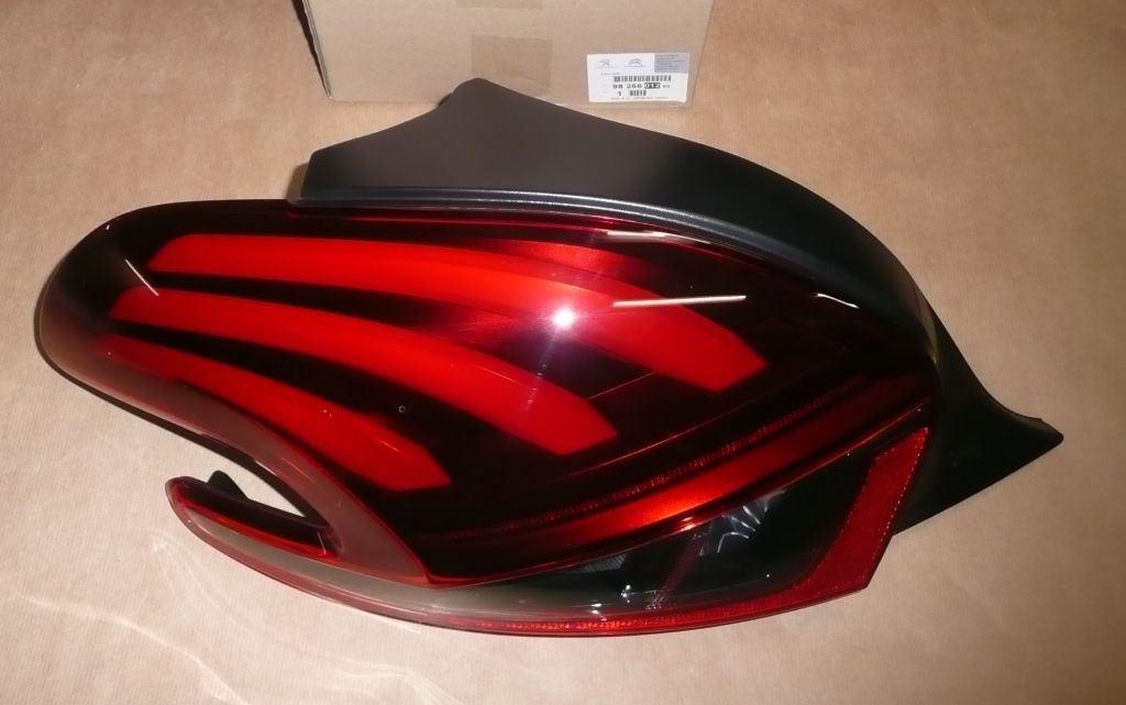 FEU ARRIERE PEUGEOT 208 FACELIFT GAUCHE 9825601280.