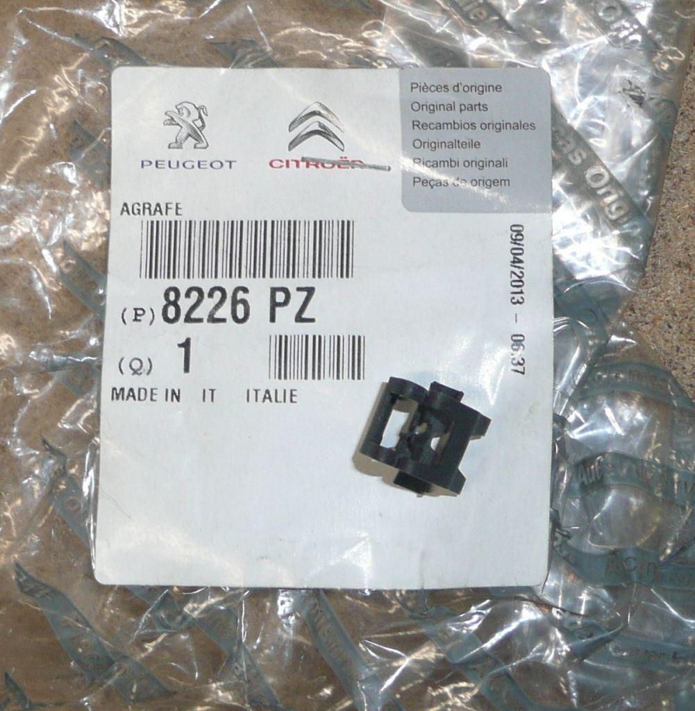 AGRAFE DE PANNEAU DE BORD.CITROEN JUMPER III 8226.PZ 8226PZ.