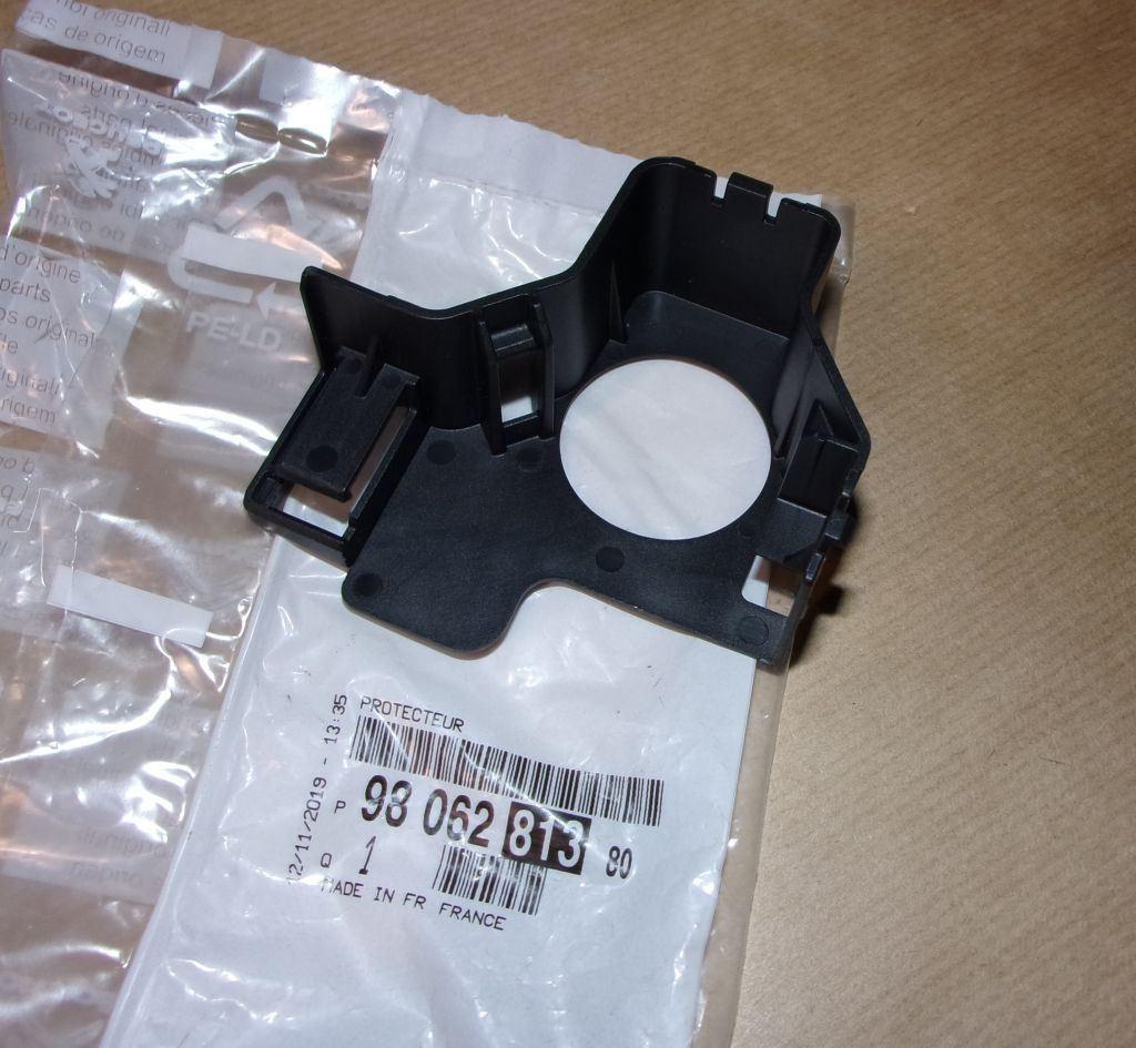 PROTECTEUR DE BORNE BATTERIE.CITROEN C5 III 9806281380.