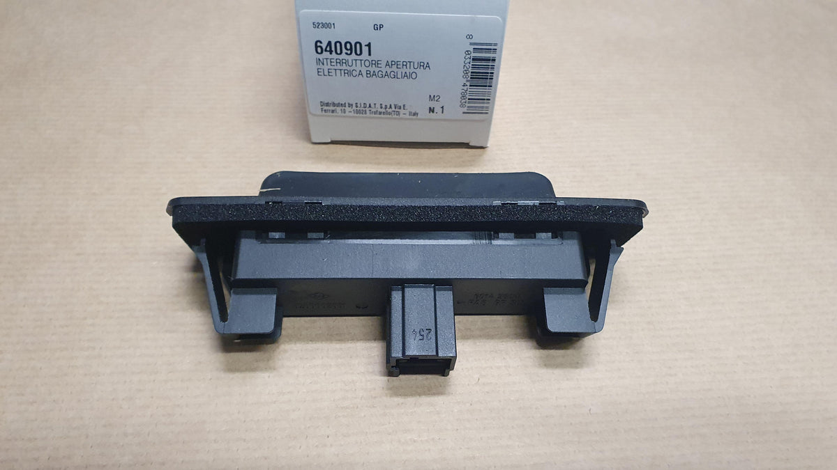 BOUTON DE COFFRE RENAULT LAGUNA II 8200002001.