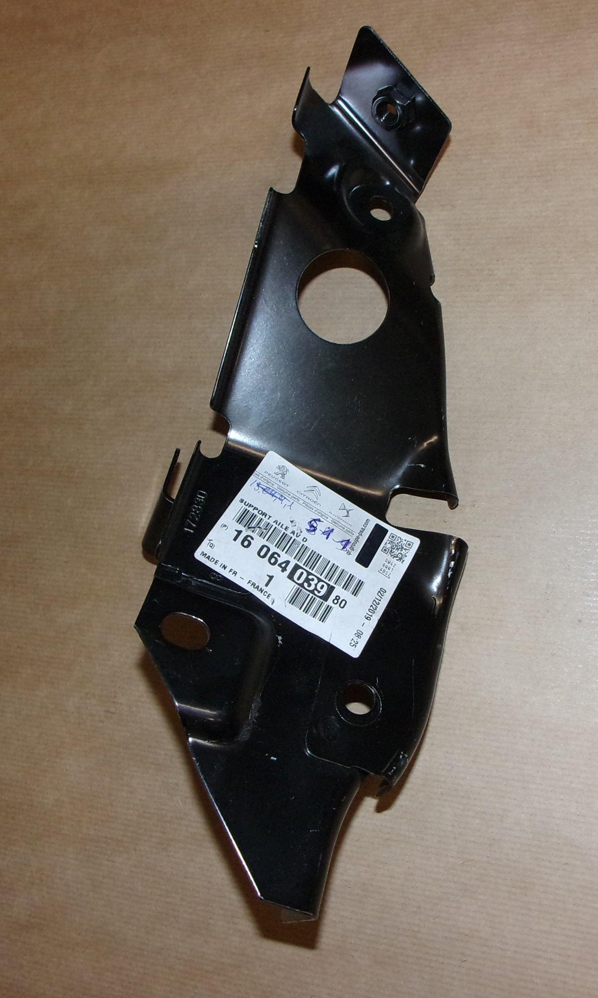 SUPPORT DE GARDE-BOUE CITROEN DS5 AVANT DROIT 1606403980.