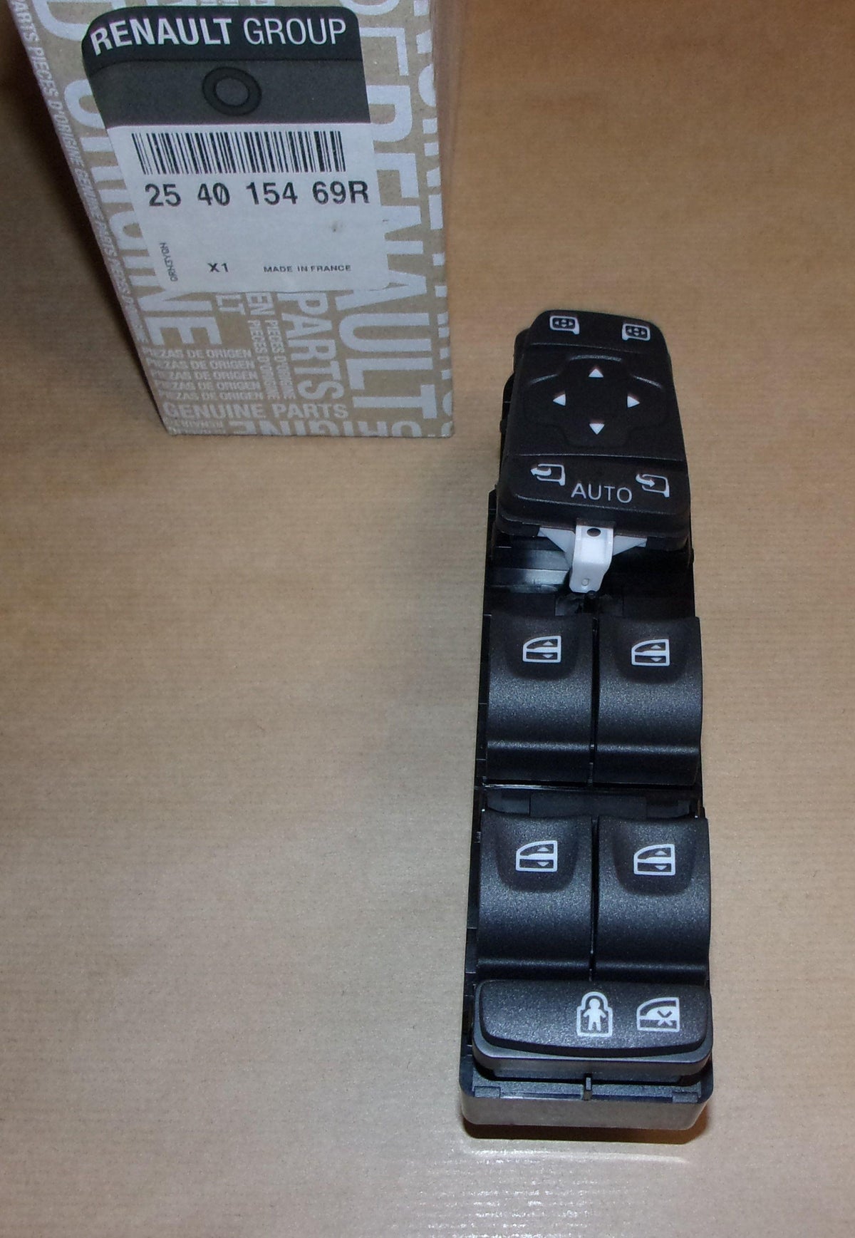 BOUTON LEVE-VITRE RENAULT ESPACE V 254015469R.