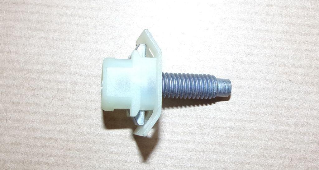 AGRAFFE CACHE MOTEUR RENAULT MASTER II 7703015109.