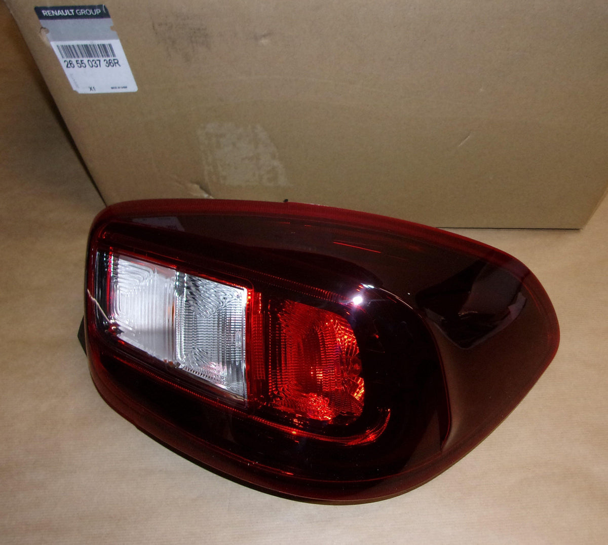 FEU ARRIERE DACIA SPRING DROITE 265503736R.